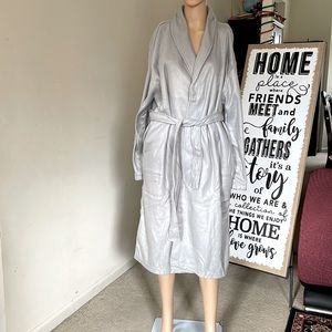 NWOT Women’s Grey Robe Size Onesize Super Warm & Cozy